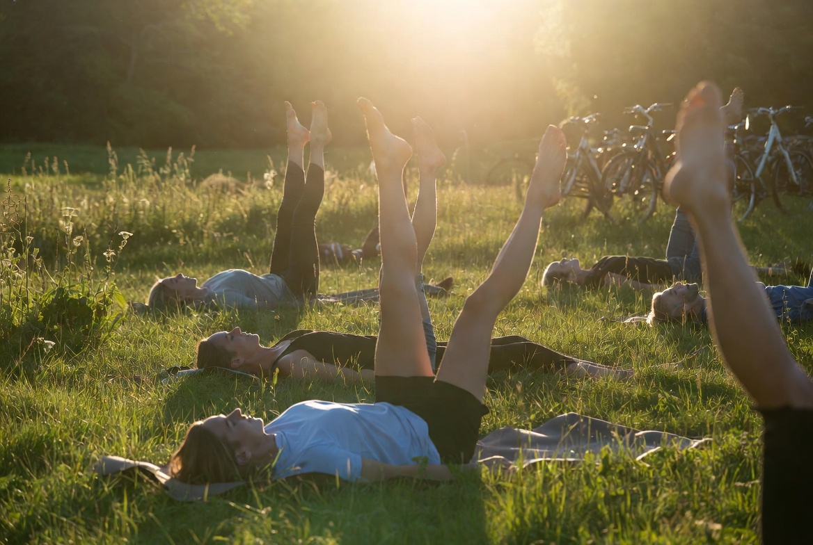 Roligt aftenlandskab i lagdelte grønne nuancer